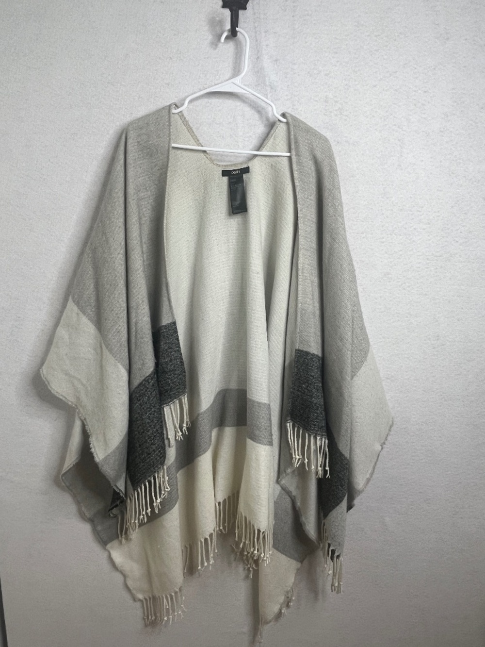 Oasis Open Front Poncho Shawl Fringe Colorblock Gray Cream Wrap
